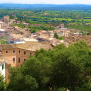 Santa Eugènia vista del poble" von Chixoy, lizenziert unter CC BY-SA 3.0.